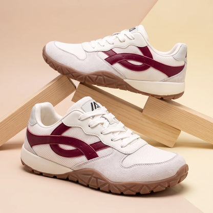 Alvidon RetroWeit Weiß – Barfußschuhe im Retro-Trail-Look, auf diagonalen Holzstützen im Studio, Barfußschuhe für Damen und Herren