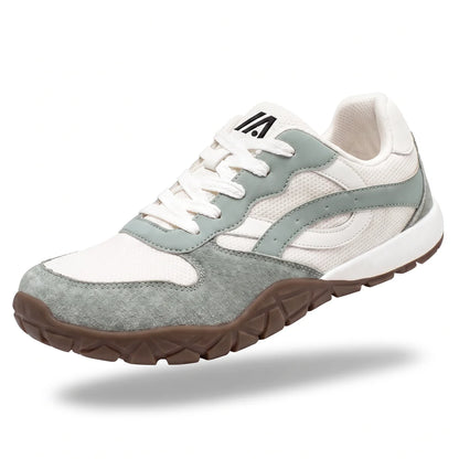 Alvidon RetroWeit Grün – Barfußschuhe im Retro-Trail-Look, Seitenansicht mit gesticktem Alvidon-Logo, Barfußschuhe für Damen und Herren
