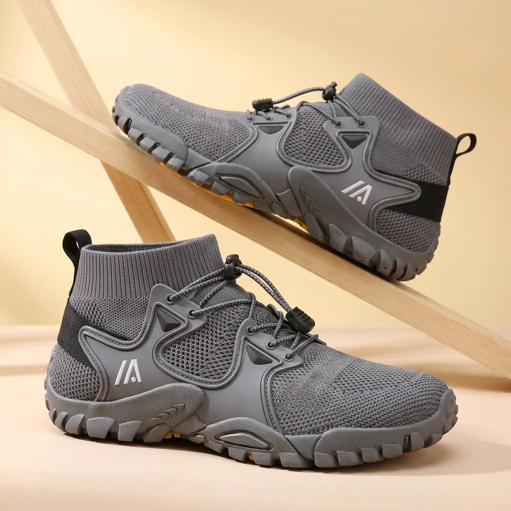 Alvidon RockStep Grau – Trail- und Wanderschuhe, auf diagonalen Holzstützen im Studio, Barfußschuhe für Damen und Herren