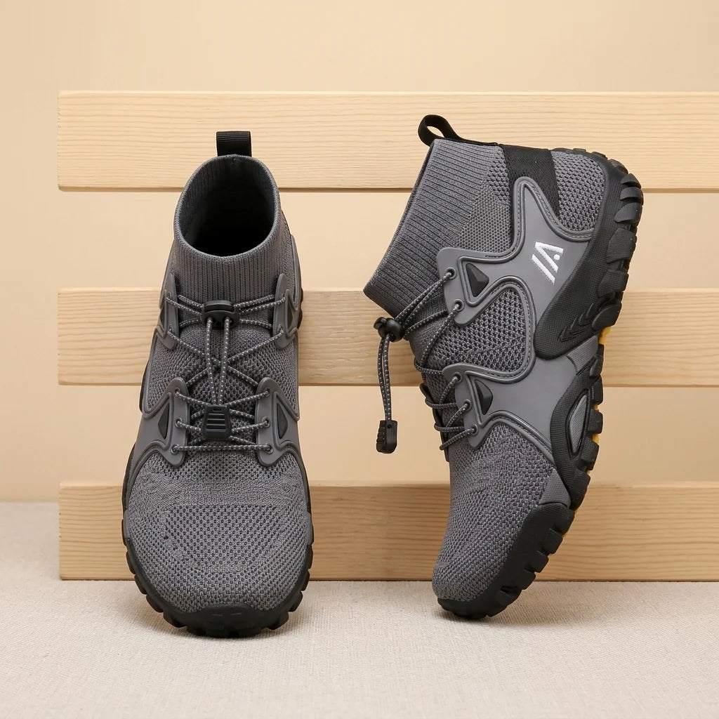 Alvidon RockStep Grau – Trail- und Wanderschuhe, an drei hellen Holzlatten gelehnt, Barfußschuhe für Damen und Herren