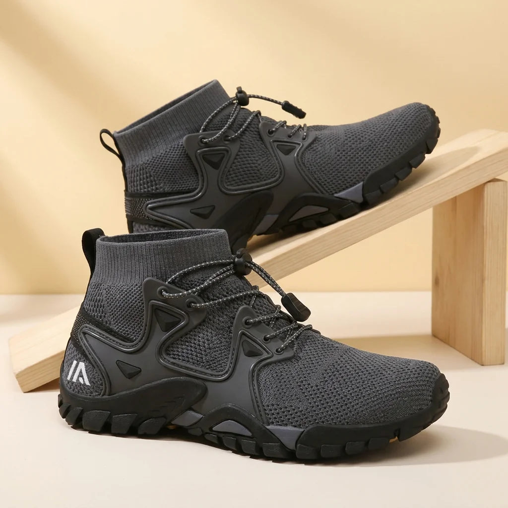 Alvidon RockStep Schwarz – Trail- und Wanderschuhe, auf diagonalen Holzstützen im Studio, Barfußschuhe für Damen und Herren