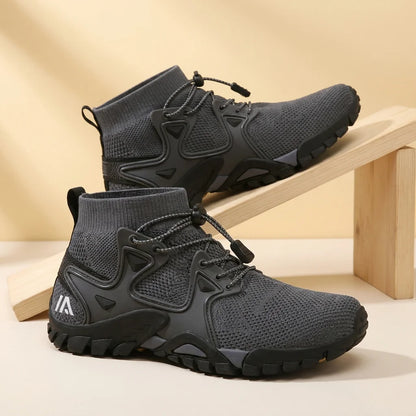 Alvidon RockStep Schwarz – Trail- und Wanderschuhe, auf diagonalen Holzstützen im Studio, Barfußschuhe für Damen und Herren