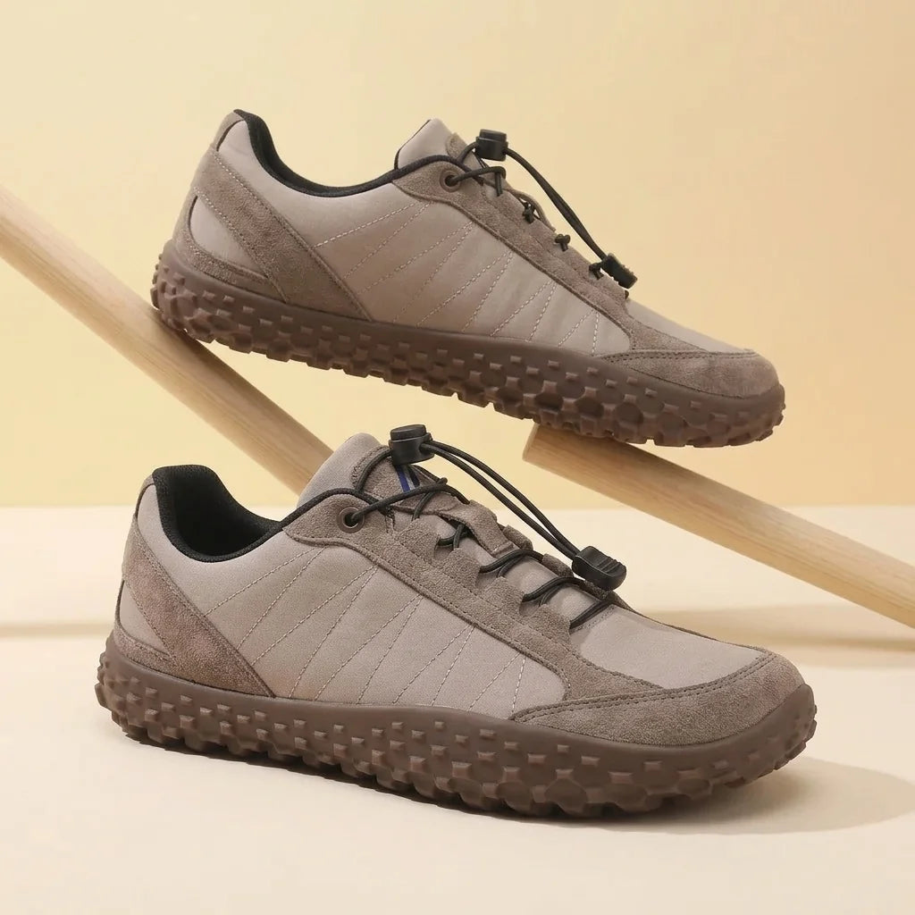 Alvidon SentieroX Grau – Barfußschuhe, Detailaufnahme des gestickten Alvidon-Logos, für Damen und Herren