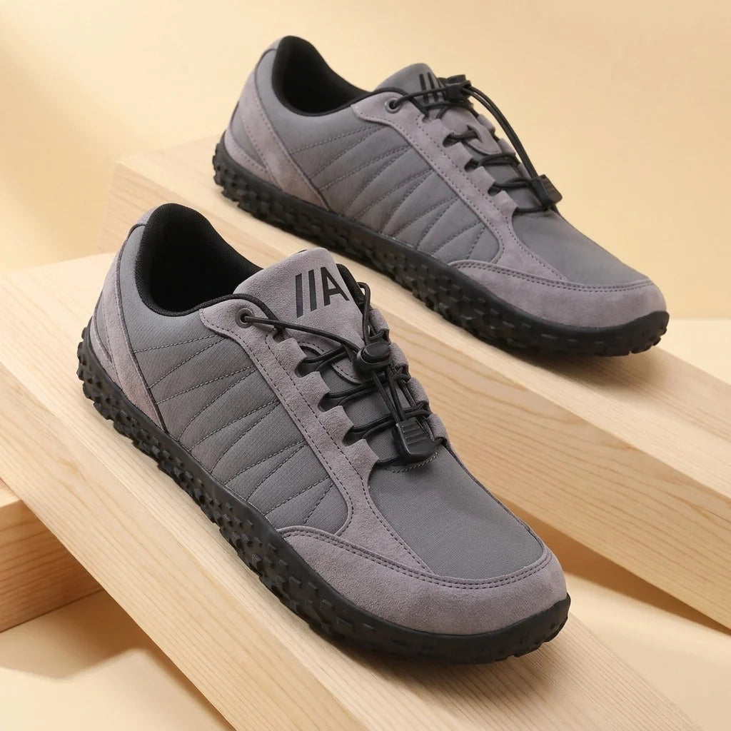 Alvidon SentieroX Grau – Barfußschuhe, Detailaufnahme des gestickten Alvidon-Logos, für Damen und Herren