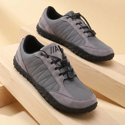 Alvidon SentieroX Grau – Barfußschuhe, Detailaufnahme des gestickten Alvidon-Logos, für Damen und Herren