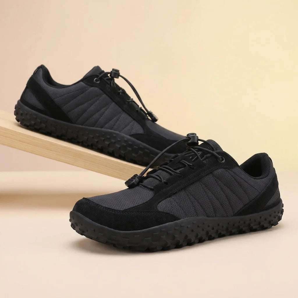Alvidon SentieroX Grau – Barfußschuhe, Detailaufnahme des gestickten Alvidon-Logos, für Damen und Herren