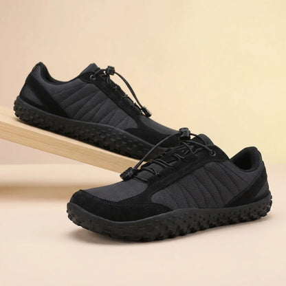 Alvidon SentieroX Grau – Barfußschuhe, Detailaufnahme des gestickten Alvidon-Logos, für Damen und Herren