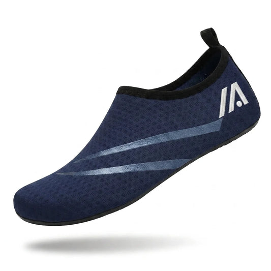 Alvidon SockFlex Marineblau – Wasserschuhe aus Mesh, Seitenansicht mit gesticktem Alvidon-Logo, Barfußschuhe für Damen und Herren