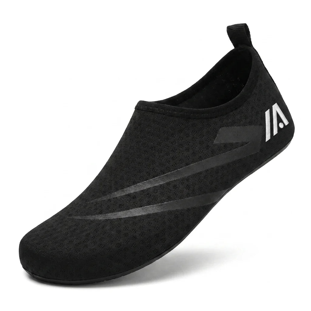 Alvidon SockFlex Schwarz – Wasserschuhe aus Mesh, Seitenansicht mit gesticktem Alvidon-Logo, Barfußschuhe für Damen und Herren