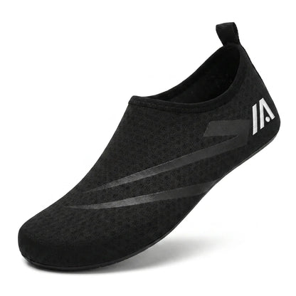 Alvidon SockFlex Schwarz – Wasserschuhe aus Mesh, Seitenansicht mit gesticktem Alvidon-Logo, Barfußschuhe für Damen und Herren