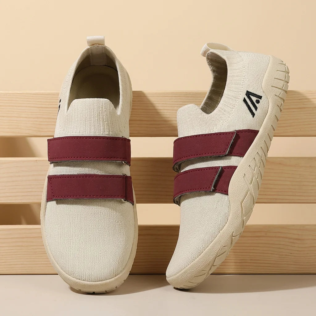 Alvidon StudioPur Beige – Schuhe für Studio, Yoga und Indoor-Training, an drei hellen Holzlatten gelehnt, Barfußschuhe für Damen und Herren