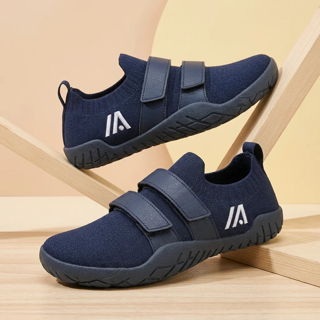 Alvidon StudioPur Marineblau – Schuhe für Studio, Yoga und Indoor-Training, auf diagonalen Holzstützen im Studio, Barfußschuhe für Damen und Herren