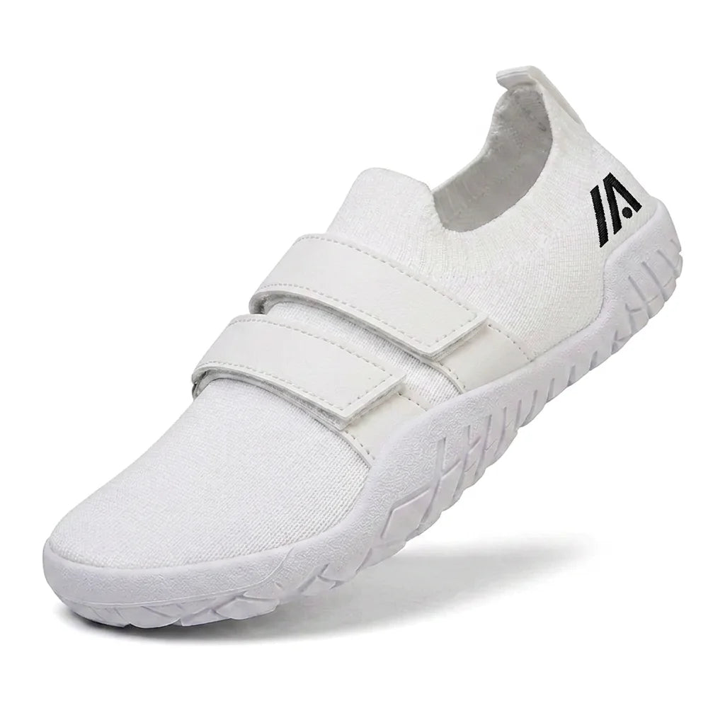 Alvidon StudioPur Weiß – Schuhe für Studio, Yoga und Indoor-Training, Seitenansicht mit gesticktem Alvidon-Logo, Barfußschuhe für Damen und Herren