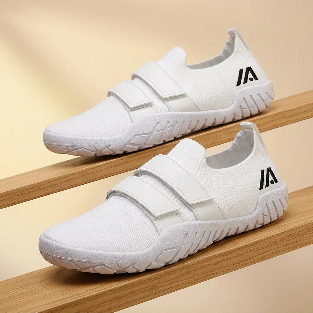 Alvidon StudioPur Weiß – Schuhe für Studio, Yoga und Indoor-Training, auf diagonalen Holzstützen im Studio, Barfußschuhe für Damen und Herren
