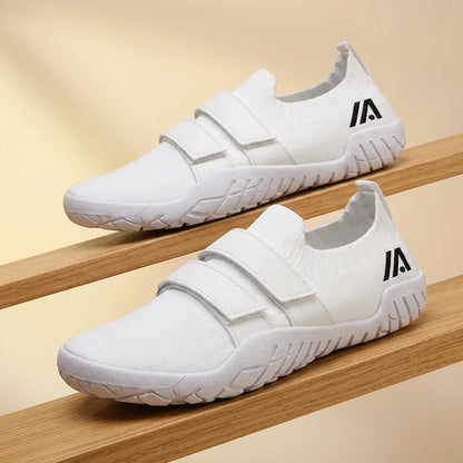 Alvidon StudioPur Weiß – Schuhe für Studio, Yoga und Indoor-Training, auf diagonalen Holzstützen im Studio, Barfußschuhe für Damen und Herren