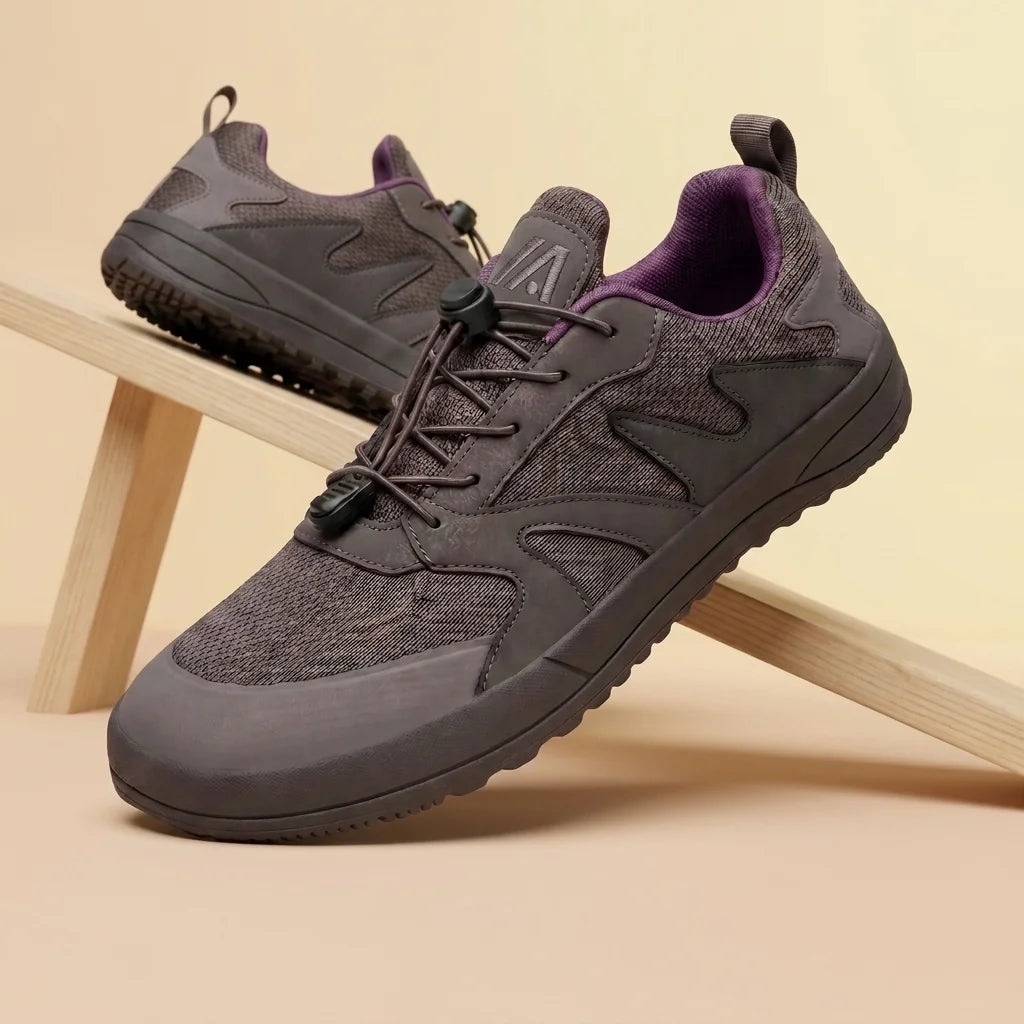 Alvidon TerraLite Grau – Barfußschuhe, Detailaufnahme des gestickten Alvidon-Logos, für Damen und Herren