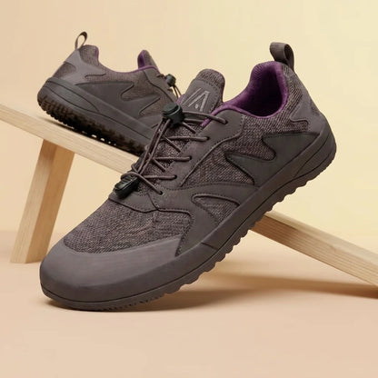 Alvidon TerraLite Grau – Barfußschuhe, Detailaufnahme des gestickten Alvidon-Logos, für Damen und Herren