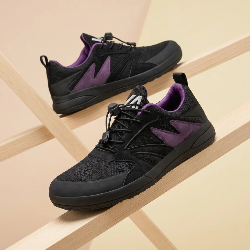 Alvidon TerraLite Grau – Barfußschuhe, Detailaufnahme des gestickten Alvidon-Logos, für Damen und Herren