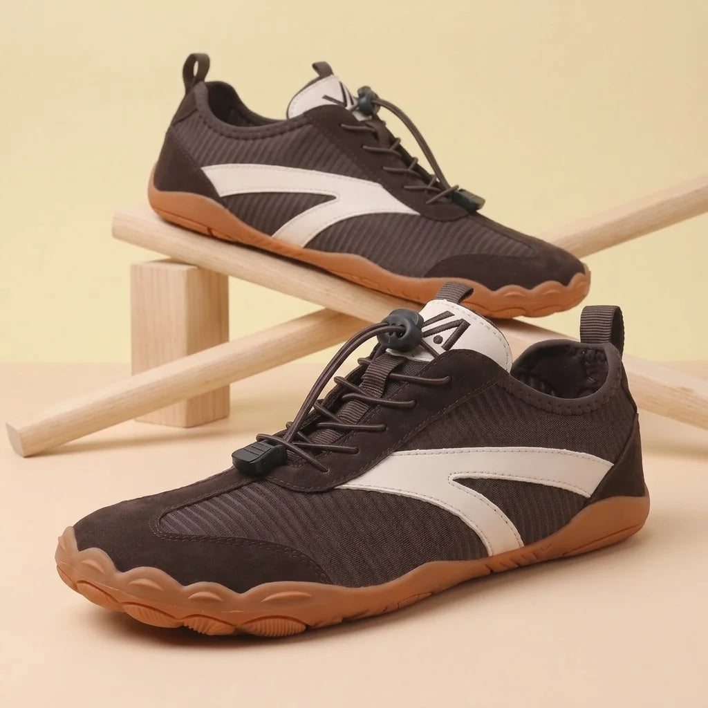 Alvidon TrailNova Braun – Barfußschuhe, Detailaufnahme des gestickten Alvidon-Logos, für Damen und Herren