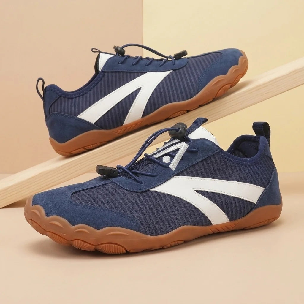 Alvidon TrailNova Schwarz – Barfußschuhe, Detailaufnahme des gestickten Alvidon-Logos, für Damen und Herren