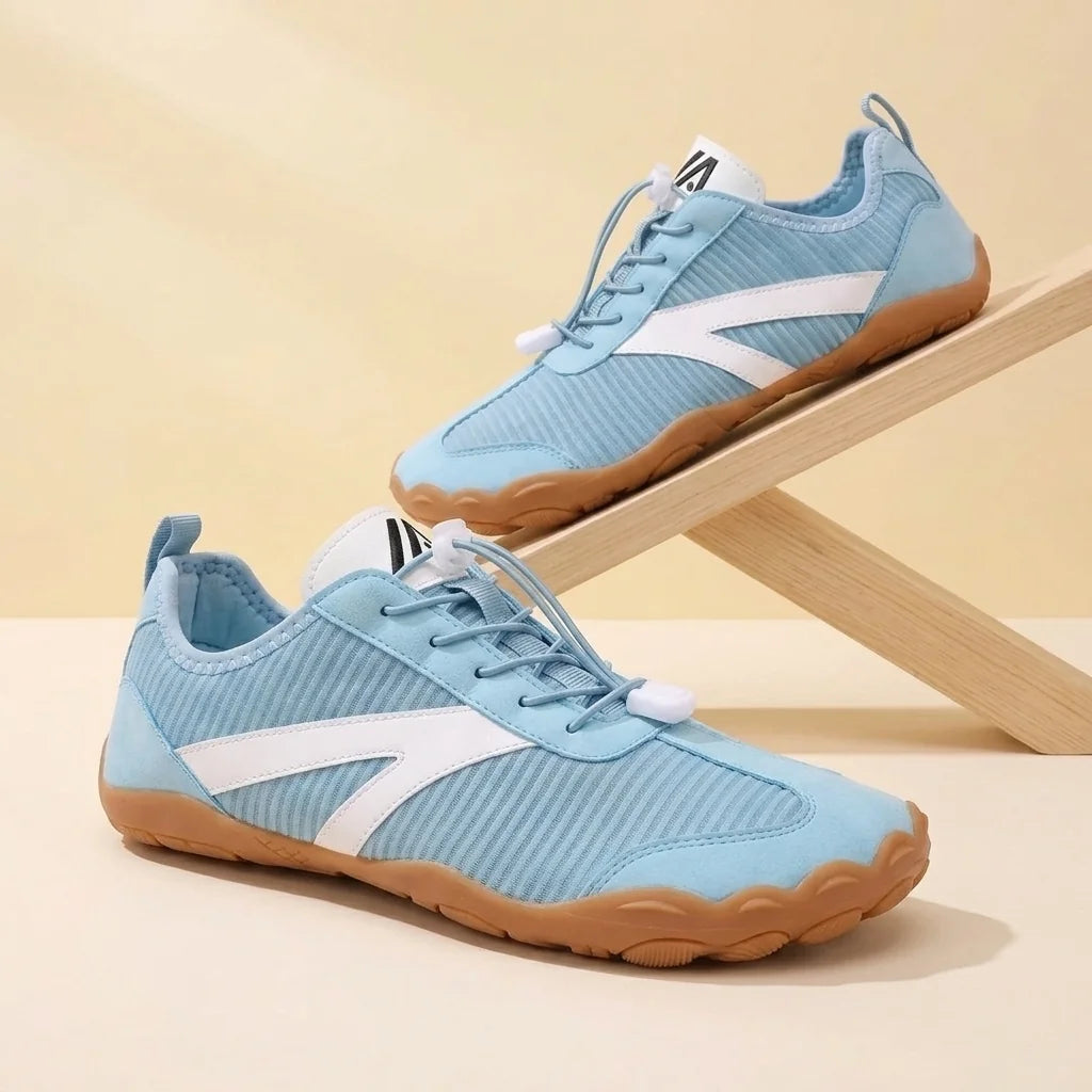Alvidon TrailNova Schwarz – Barfußschuhe, Detailaufnahme des gestickten Alvidon-Logos, für Damen und Herren