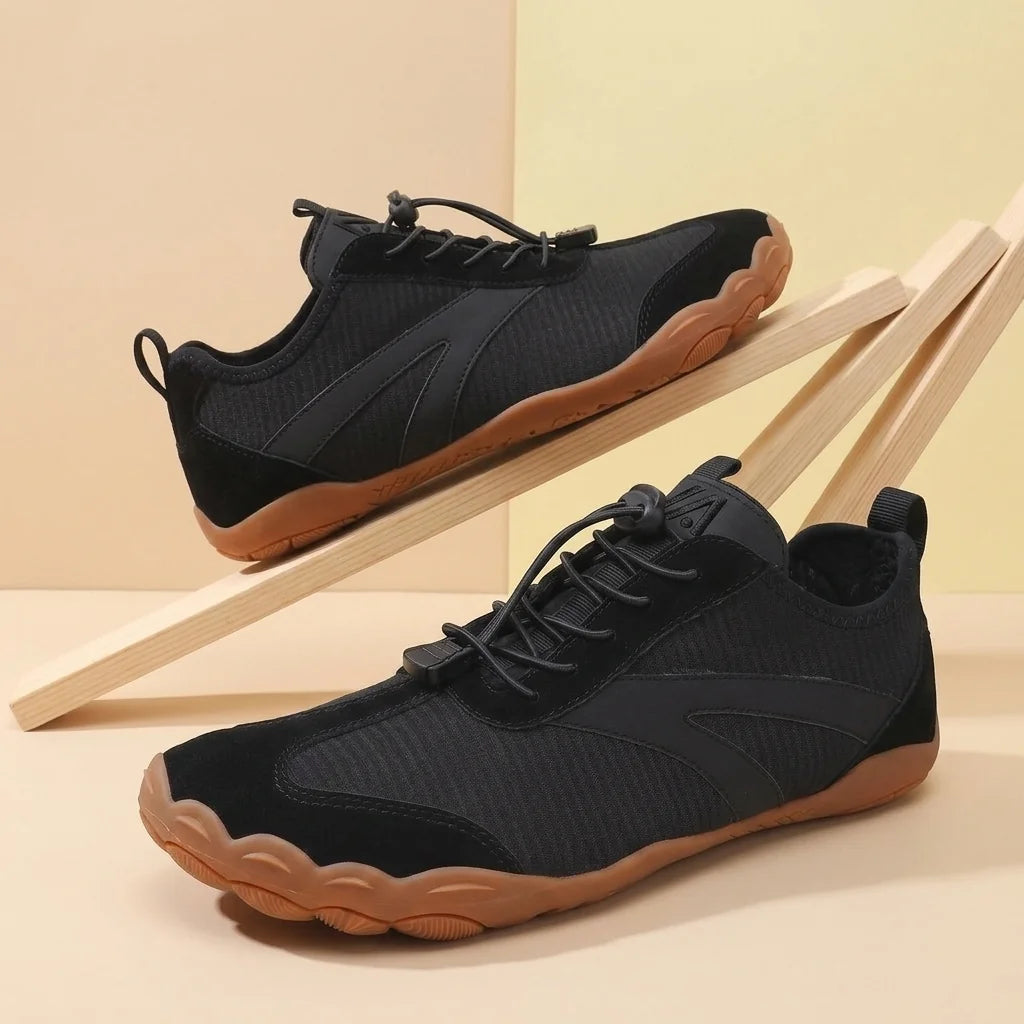 Alvidon TrailNova Braun – Barfußschuhe, Detailaufnahme des gestickten Alvidon-Logos, für Damen und Herren