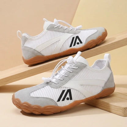 Alvidon TrailNova Braun – Barfußschuhe, Detailaufnahme des gestickten Alvidon-Logos, für Damen und Herren