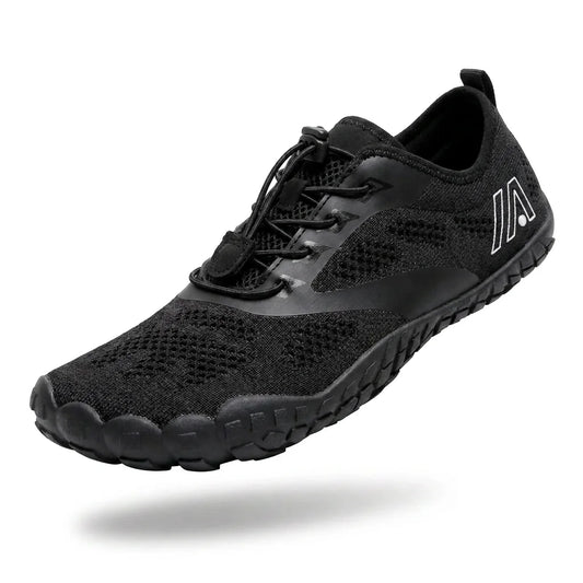 Alvidon TrailWeit Schwarz – Trailschuhe mit breiter Zehenbox, Seitenansicht mit gesticktem Alvidon-Logo, Barfußschuhe für Damen und Herren