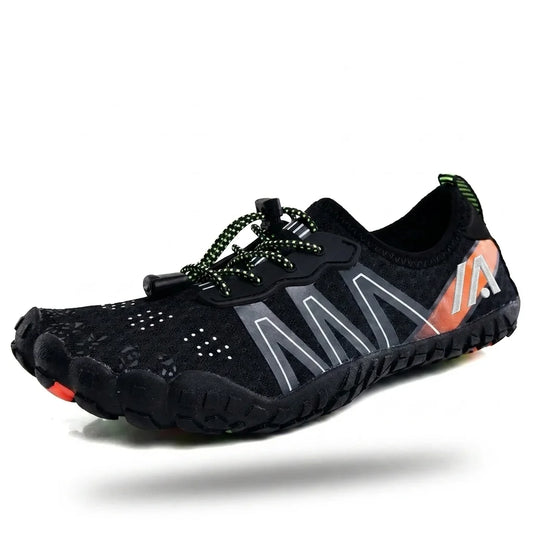 Alvidon WaveStep Schwarz – Wasser- und Outdoorschuhe aus Mesh, Seitenansicht mit gesticktem Alvidon-Logo, Barfußschuhe für Damen und Herren