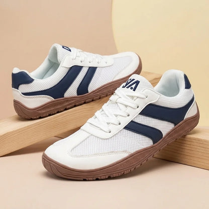 Alvidon WellenSchritt Schwarz – Barfußschuhe, Detailaufnahme des gestickten Alvidon-Logos, für Damen und Herren