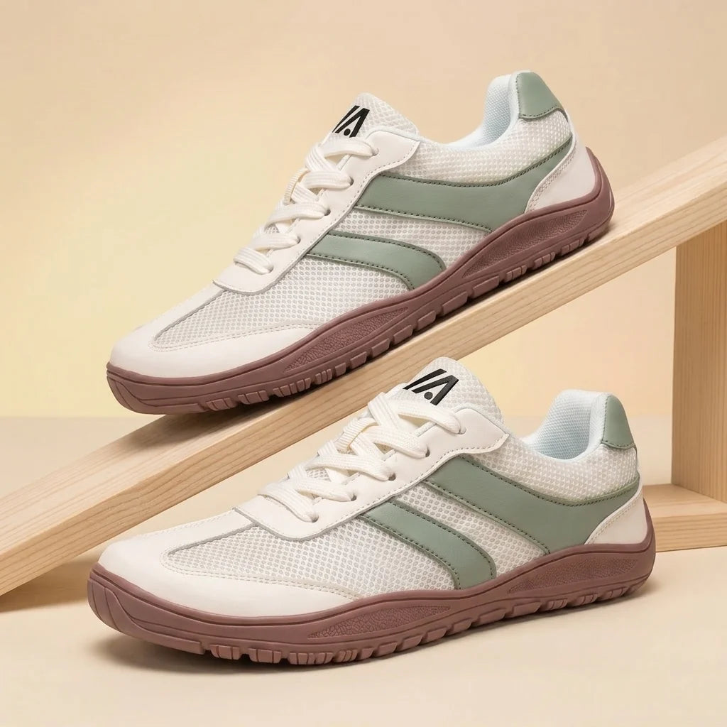 Alvidon WellenSchritt Weiß-Grün – Barfußschuhe, Detailaufnahme des gestickten Alvidon-Logos, für Damen und Herren