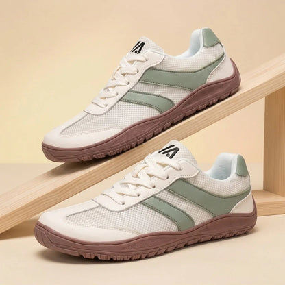 Alvidon WellenSchritt Weiß-Grün – Barfußschuhe, Detailaufnahme des gestickten Alvidon-Logos, für Damen und Herren