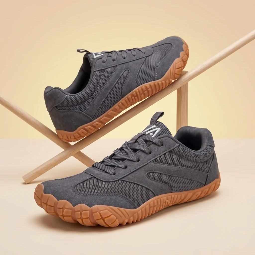 Alvidon ZenStride Dunkelgrau – Barfußschuhe, Detailaufnahme des gestickten Alvidon-Logos, für Damen und Herren